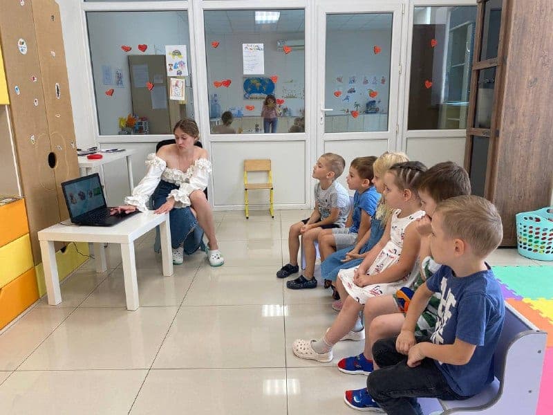 Група дітей із вихователькою