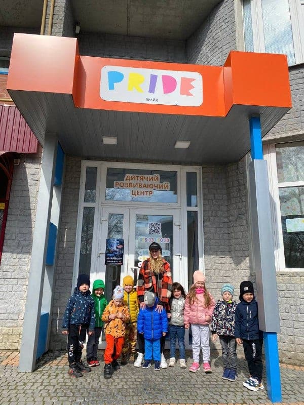 Вхід у садок PRIDE, діти з вихователями біля дверей