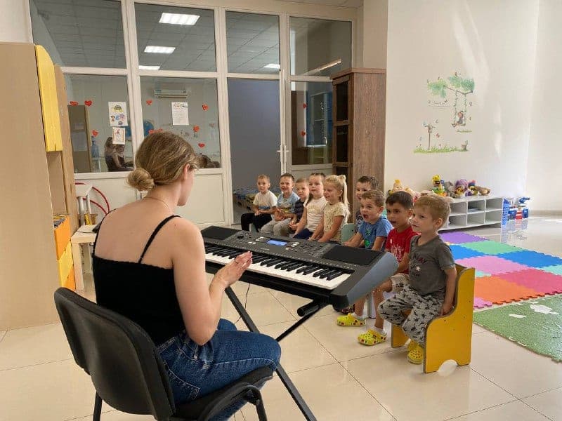 Музичне заняття: діти співають під піаніно