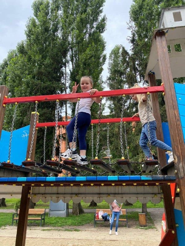 Діти на дитячому майданчику